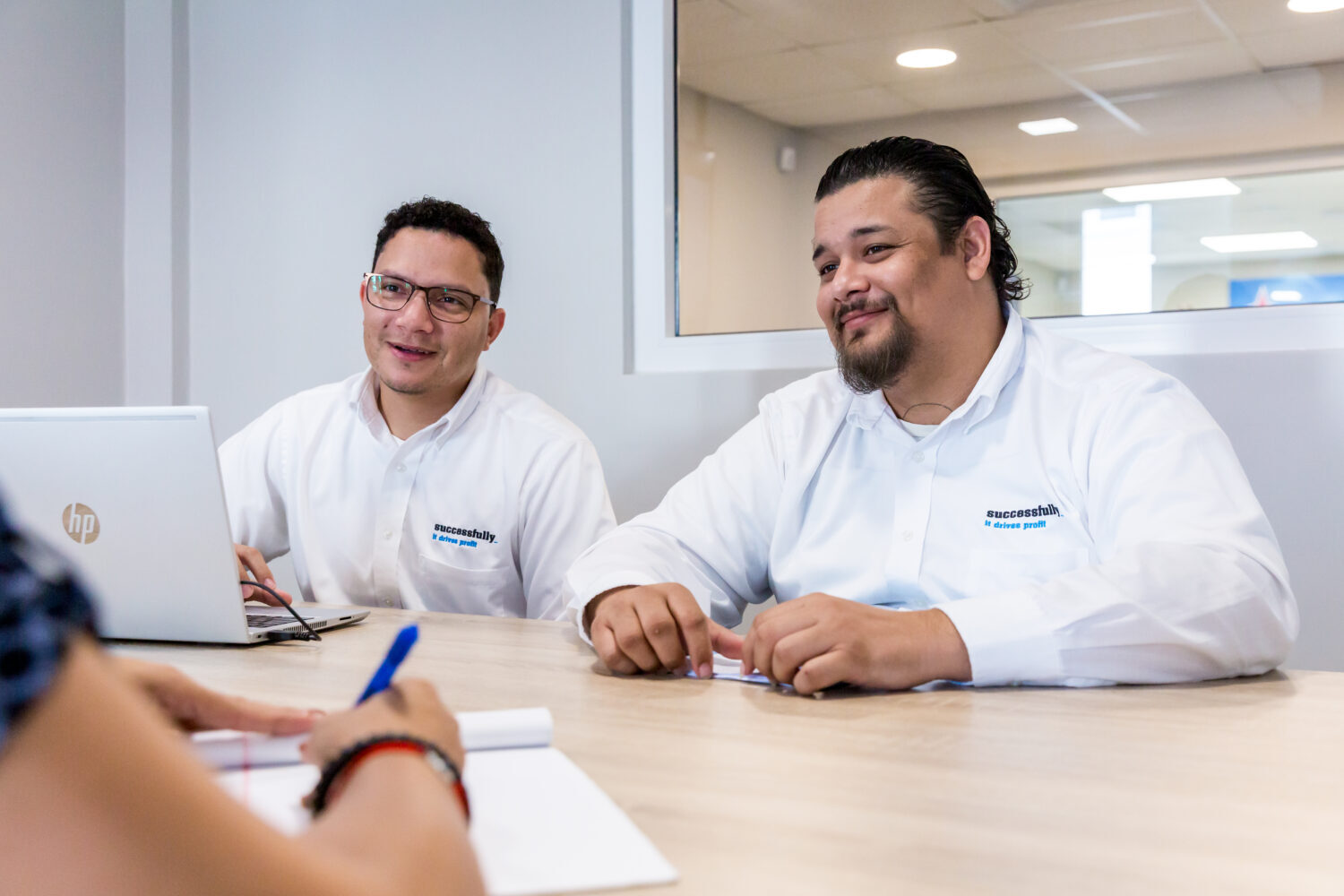 Successfully-collega's in overleg met een klant op Aruba